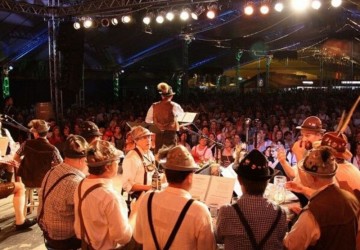 Oito festas típicas marcam outubro em municípios de Santa Catarina