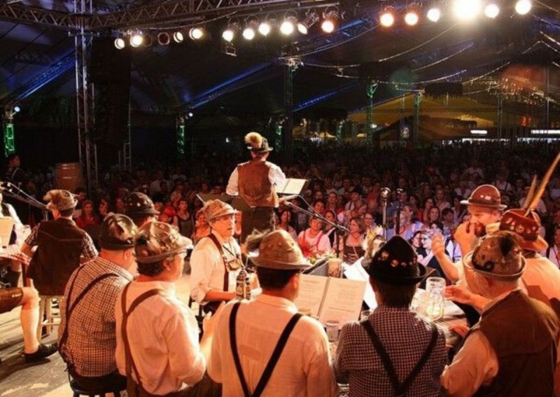 Oito festas típicas marcam outubro em municípios de Santa Catarina